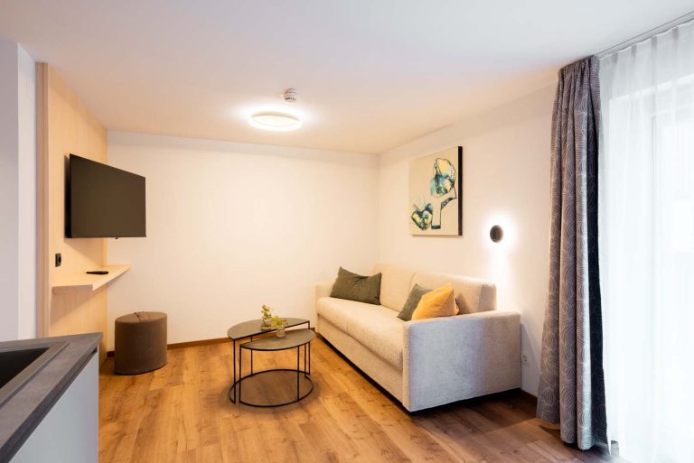 Helles Wohnzimmer mit moderner Einrichtung