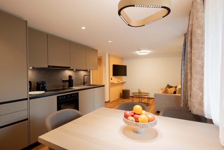 Moderne Küche mit Essbereich und Sofa