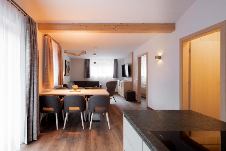Helles, modernes Apartment mit Essbereich