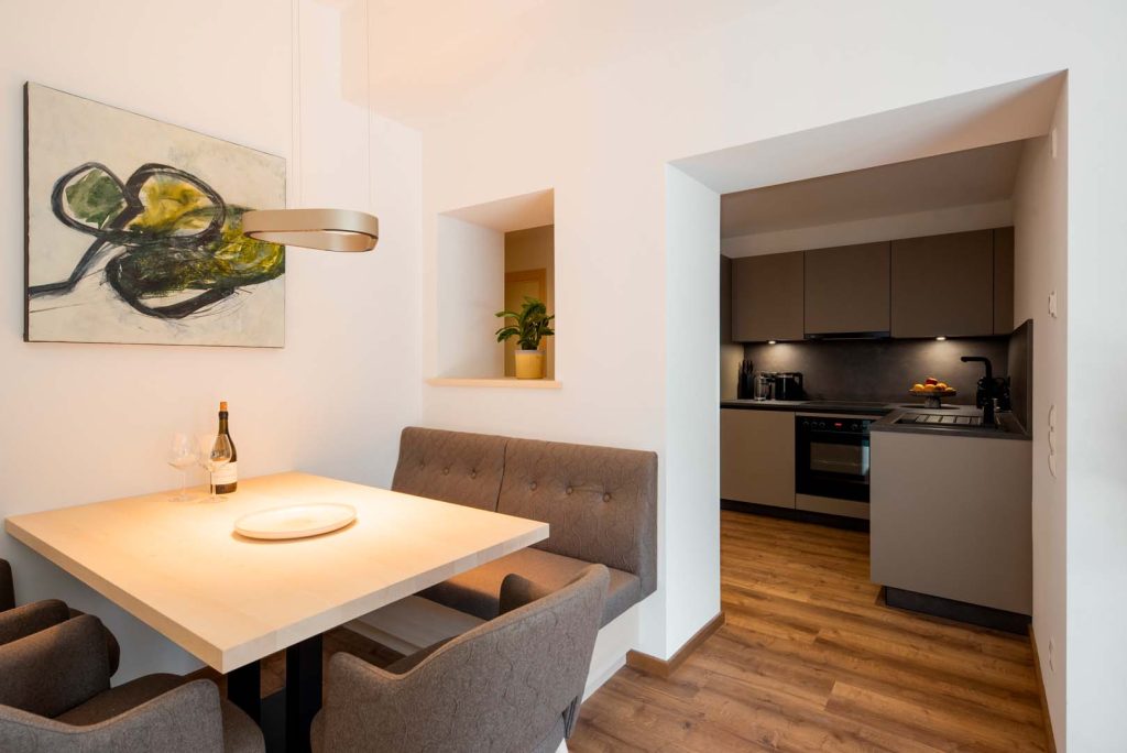 Moderne Küche mit Essbereich und Kunst