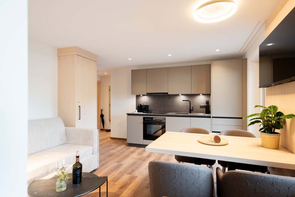 Moderne Küche mit Essbereich und Sofa
