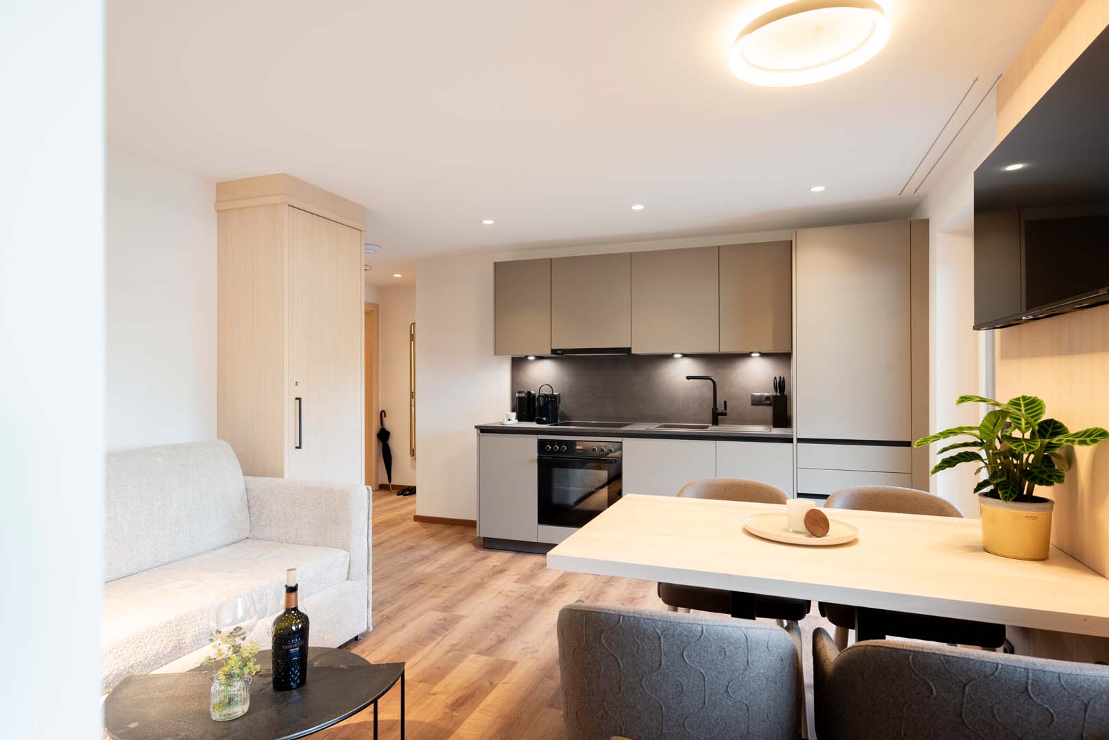 Moderne Küche mit Essbereich und Sofa