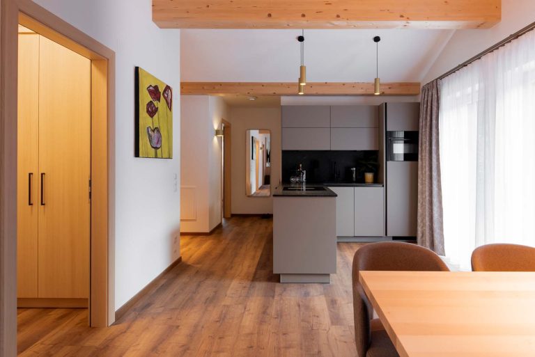 Moderne Küche mit Holzdetails und Licht
