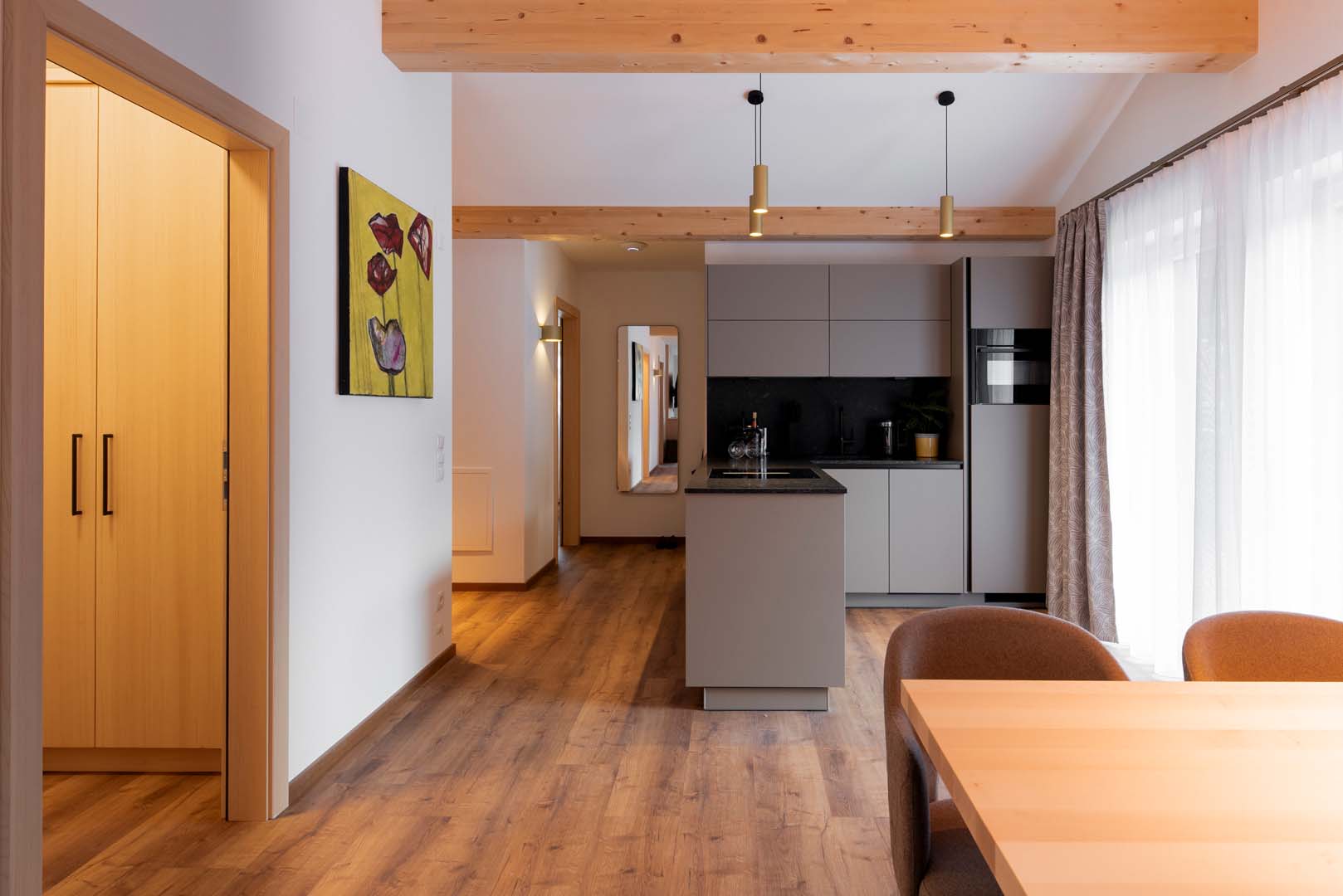 Moderne Küche mit Holzdetails und Licht