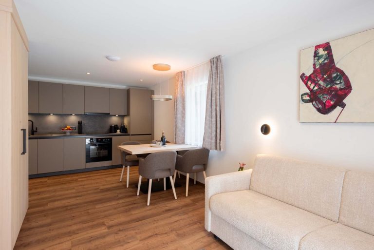 Moderne Küche mit Essbereich und Sofa