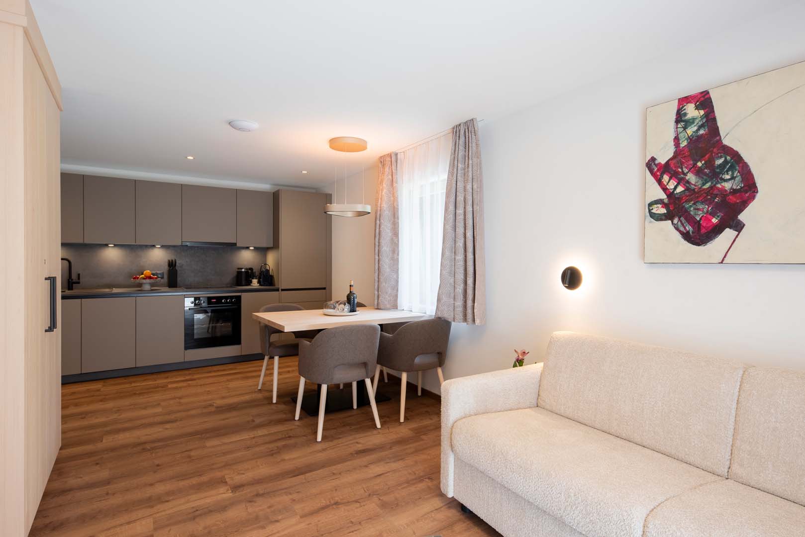 Moderne Küche mit Essbereich und Sofa