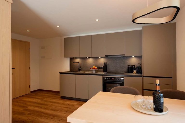 Moderne Küche mit Holzfußboden