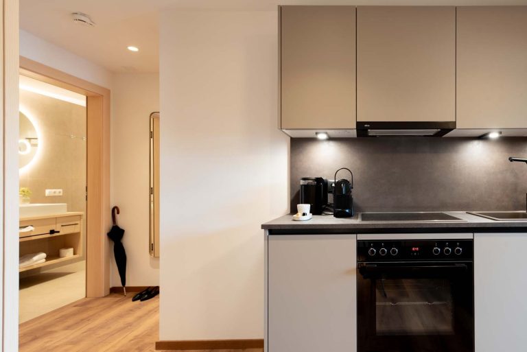 Moderne Küche mit eleganten Geräten