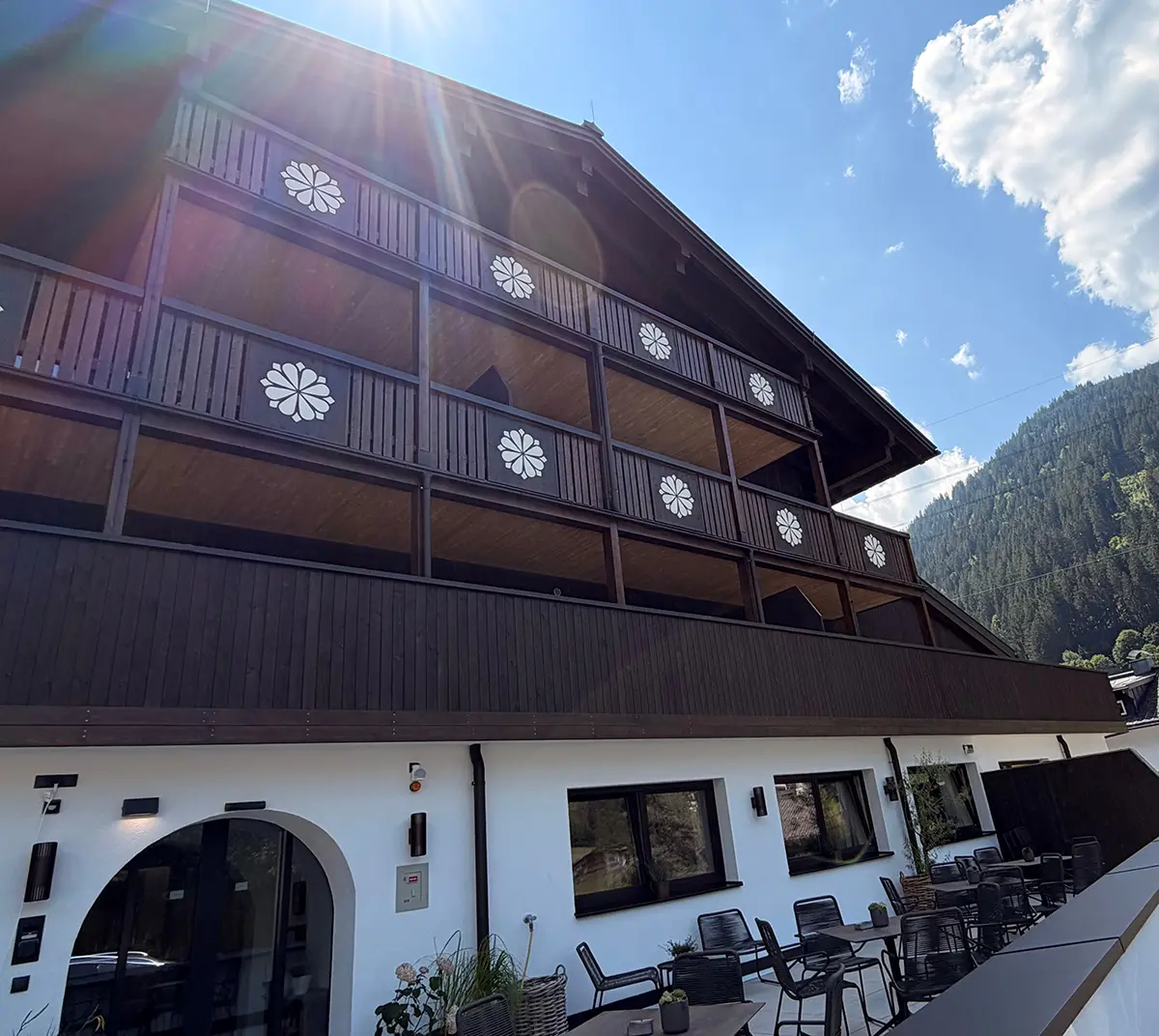 Modernes Aparthotel mit Holzfassade