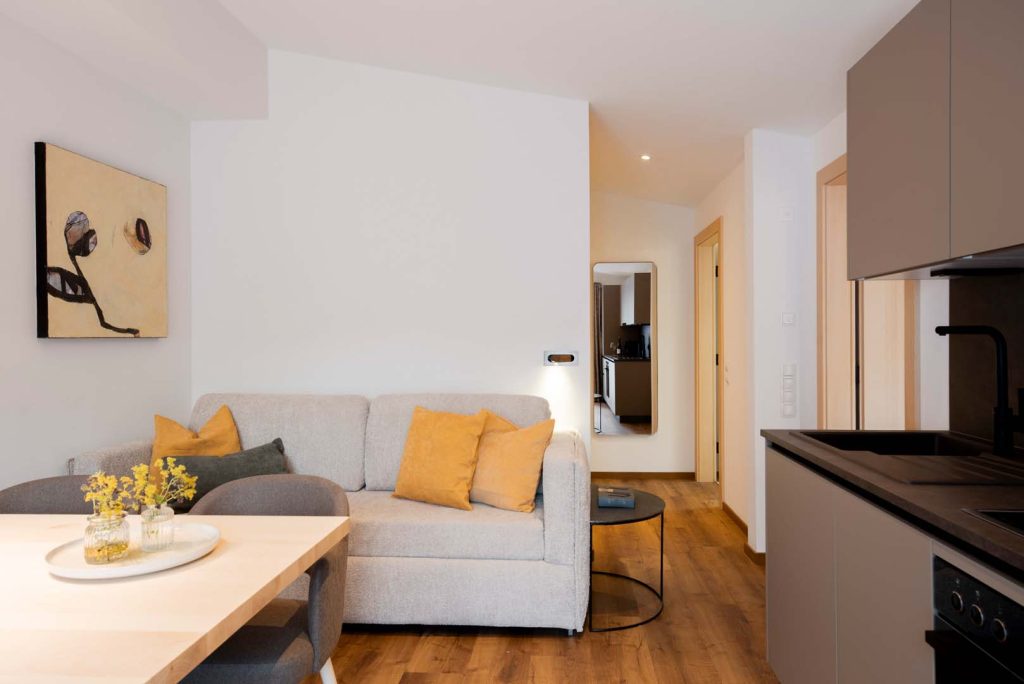Helles Wohnzimmer mit moderner Einrichtung