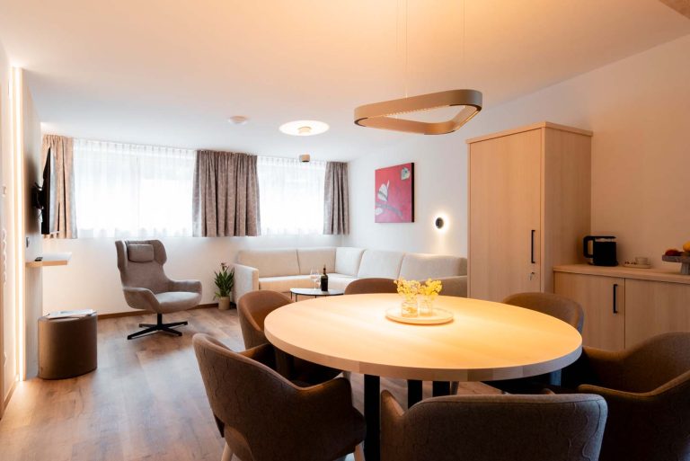Helles, modernes Wohnzimmer mit Essbereich.