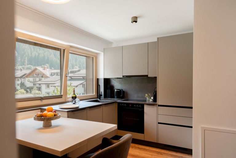 Moderne Küche mit Blick auf Berge