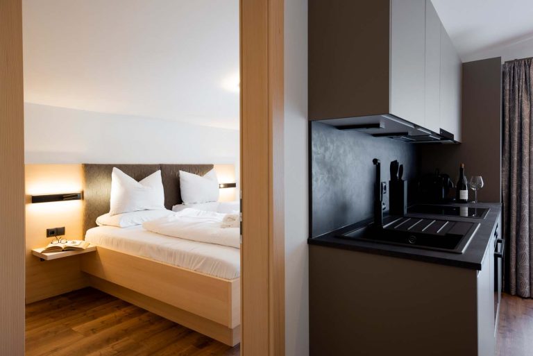 Modernes Schlafzimmer mit Küchenzeile.