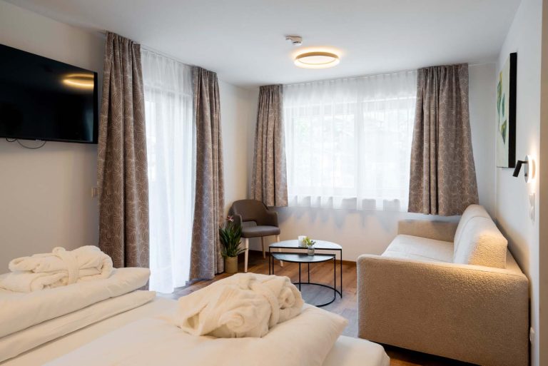 Helles, modernes Apartment mit Sofa.