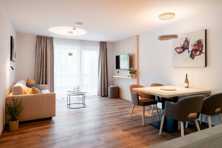 Helles, modernes Wohnzimmer mit Esstisch.