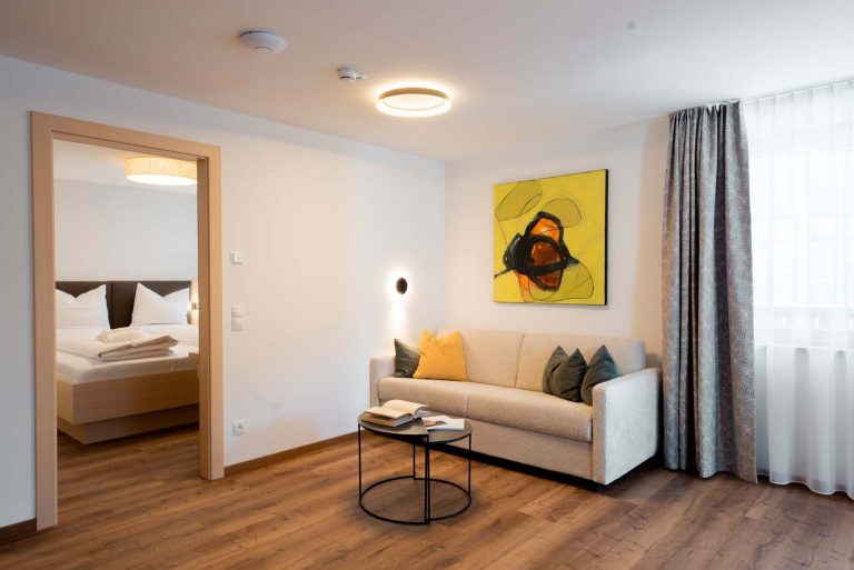 Helles Wohnzimmer mit moderner Einrichtung.