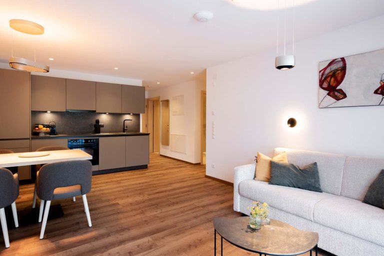 Modernes Wohnzimmer mit offener Küche