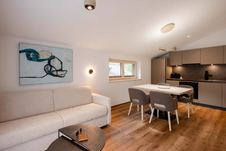 Helles Apartment mit moderner Küche