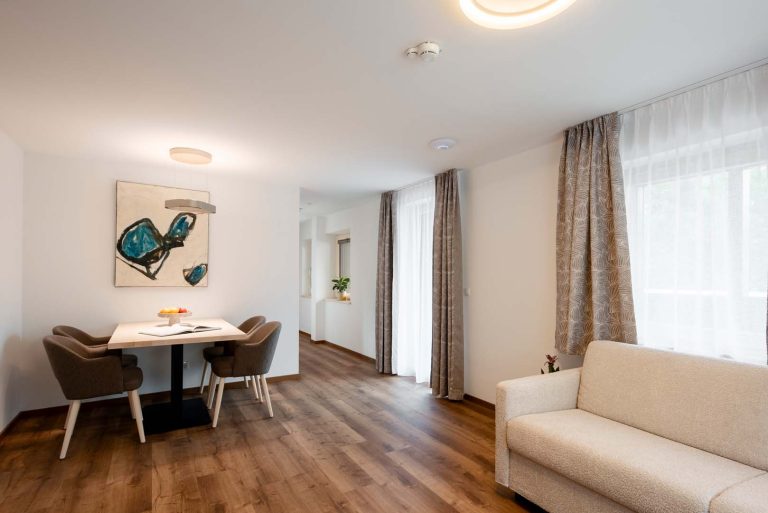 Modernes Wohnzimmer mit Esstisch.