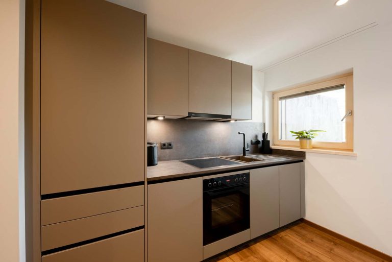 Moderne Küche mit Holzfußboden