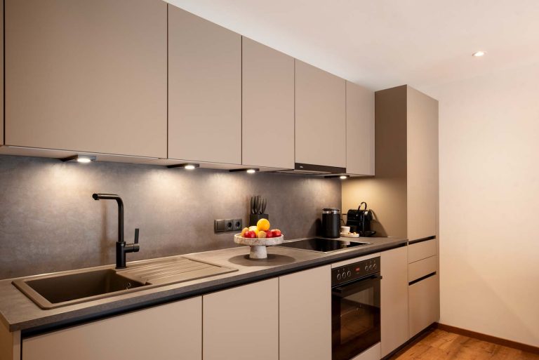 Moderne Küche mit eleganten Geräten