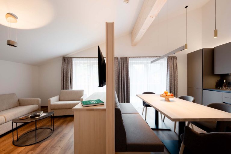 Helles, modernes Wohn- und Esszimmer