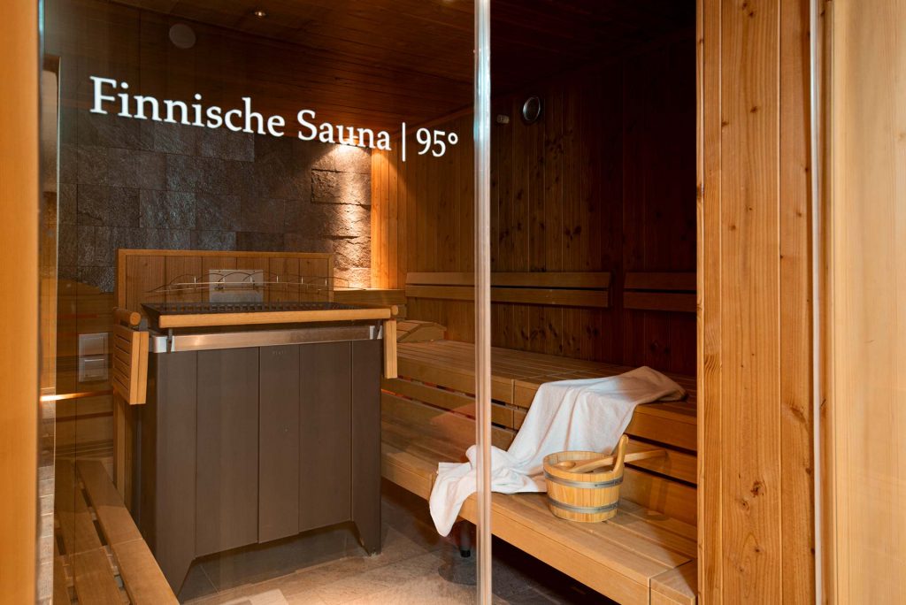 Moderne finnische Sauna mit Holzdesign