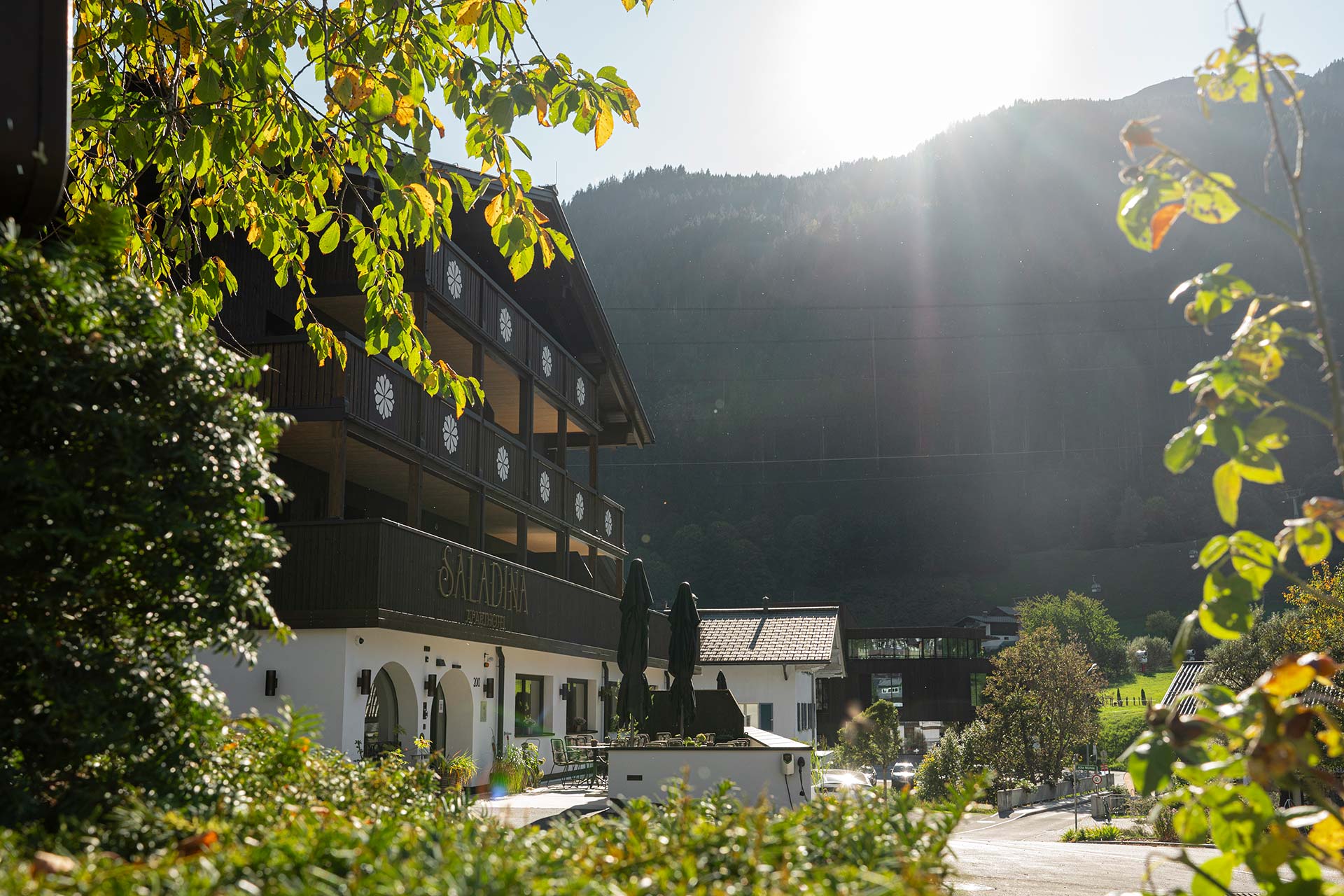 Berglandschaft mit Hotel und Sonne